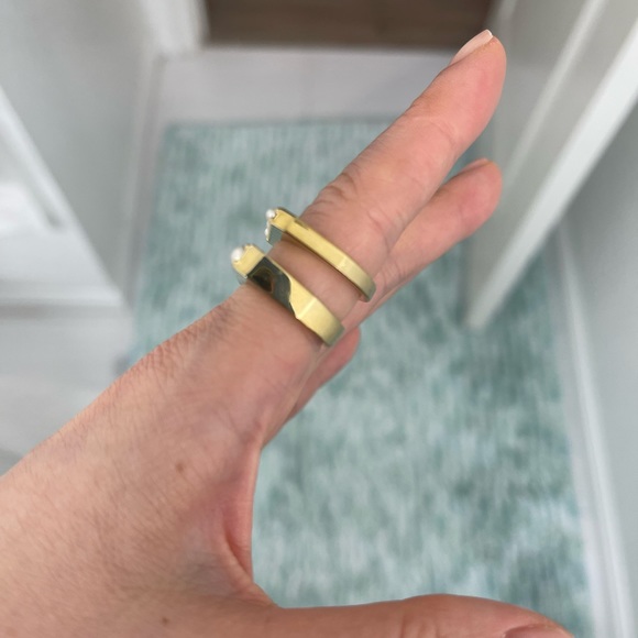 J. Crew gold pearl stackable rings set of two preowned size 5 - Picture 2 of 4